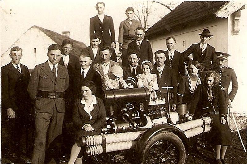Dobová fotografie sboru SDH Bor s motorovou stříkačkou