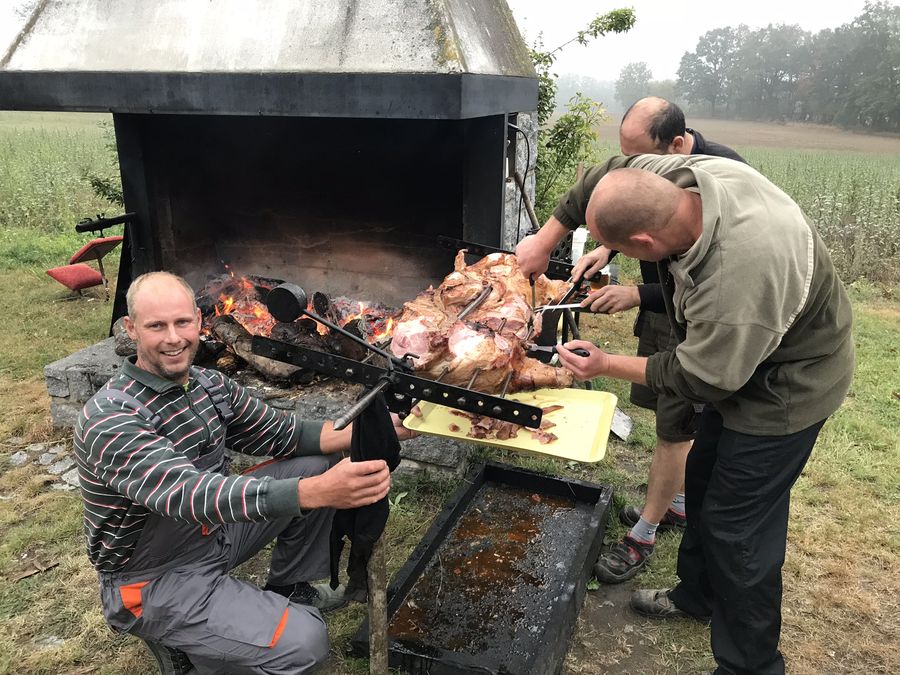 Členové sboru na akci při pečení